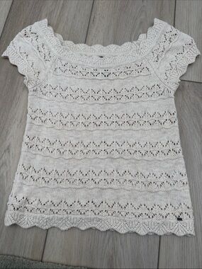 Abercrombie & Fitch
Beige knit top
Size M